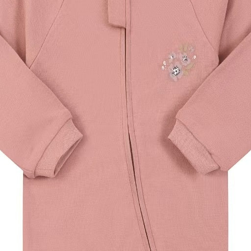 Close-up of the dusty rose flower print, the cotton jersey and the zip